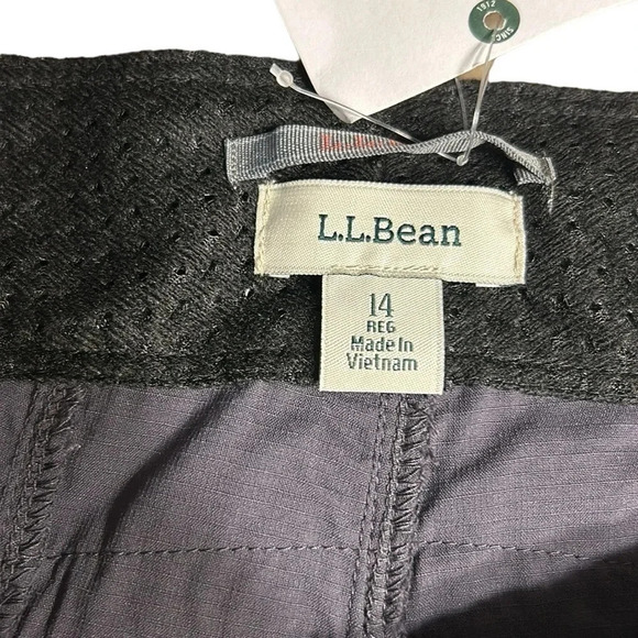 L.L.Bean  shorts Women size 14 . Utility shorts. 4 zipper pockets plus 2 more. - Picture 3 of 15